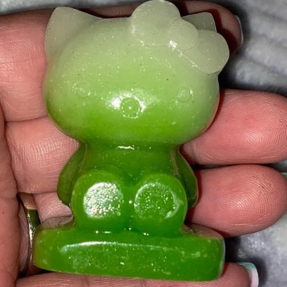 Luminous (Glow In The Dark) Hello Kitty - Picture 2 of 5
